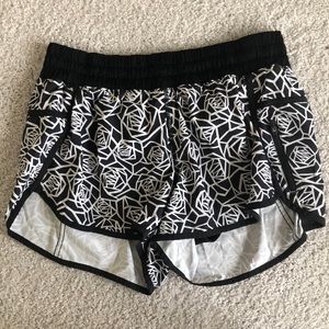 black and white patterned lulu shorts